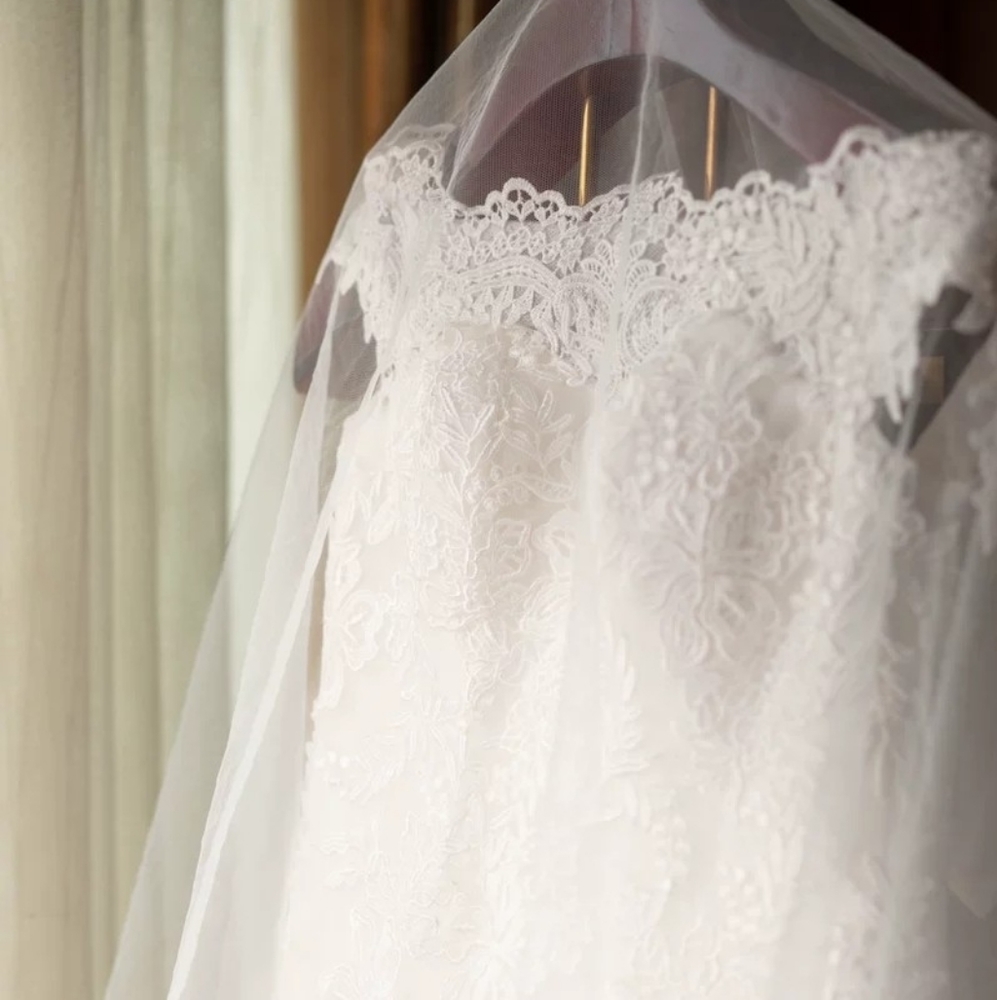 Brand NEW Wedding dress, with tags!!!